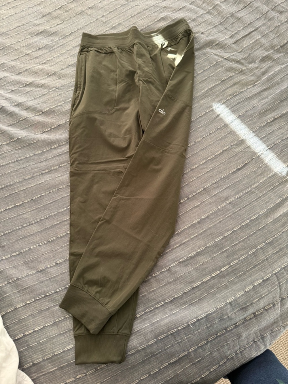 ALO Yoga Men’s Olive Green Jogger Pants